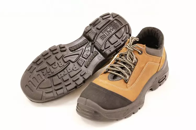 Insulated safety shoes top